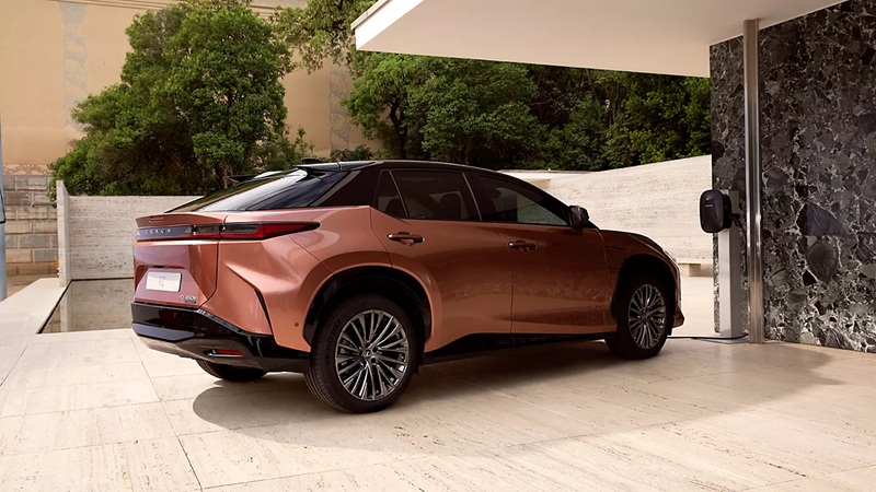 Электрокроссовер Lexus RZ обуют во всесезонки Yokohama Geolandar X-CV